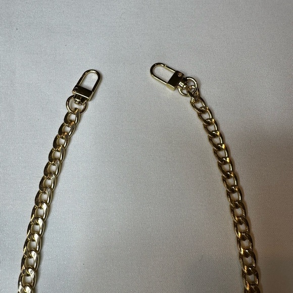 LV CHAIN AND KEY WITH UNBRANDED CHAIN - Picture 6 of 7